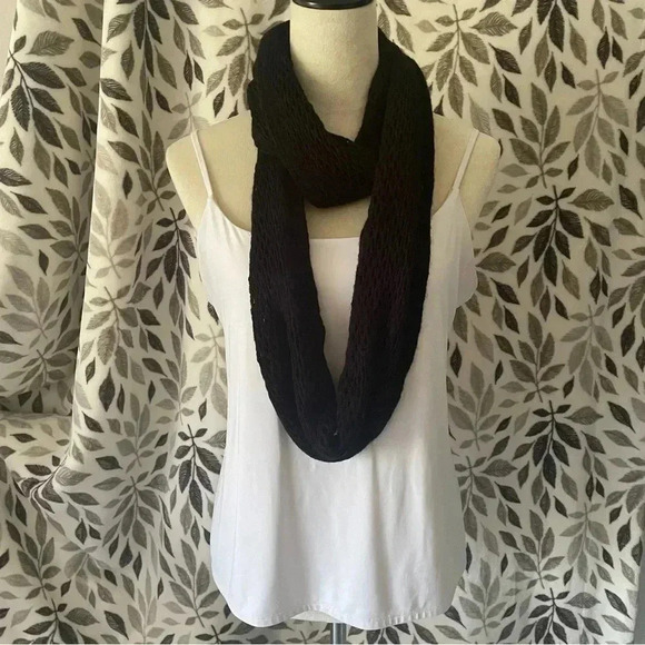 🧣‎ Black Scarf🧣 - Picture 1 of 4